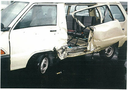事故後の被告車両の写真（横）